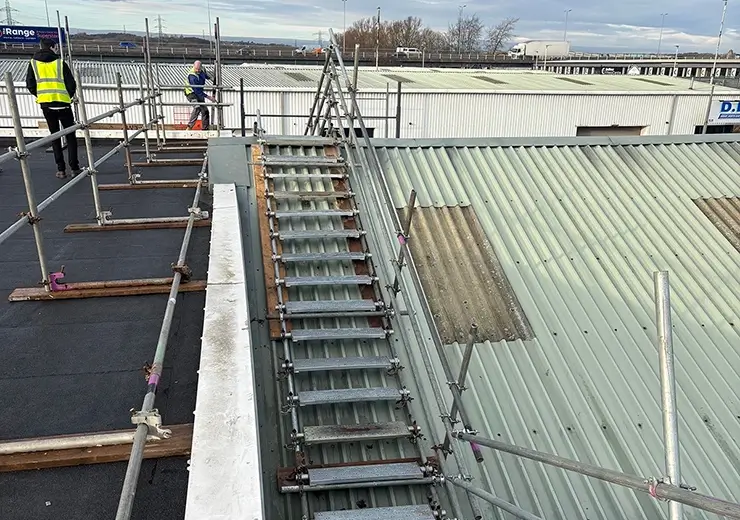 Scaffolding working platform and access